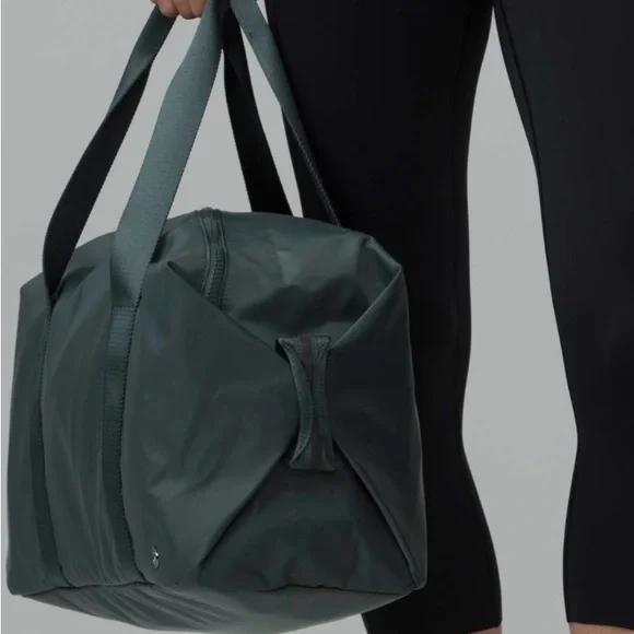EUC ๐ Lululemon Fast Track Duffel (Heatproof Pocket 19L) Dark Forest - Picture 2 of 16